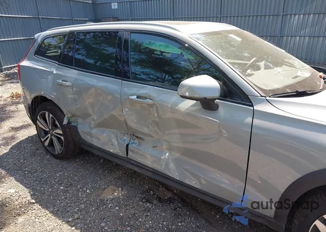 2025 Volvo V60 Cross Country B5 Plus z USA, uszkodzony, nr VIN YV4L12WK2S2149755